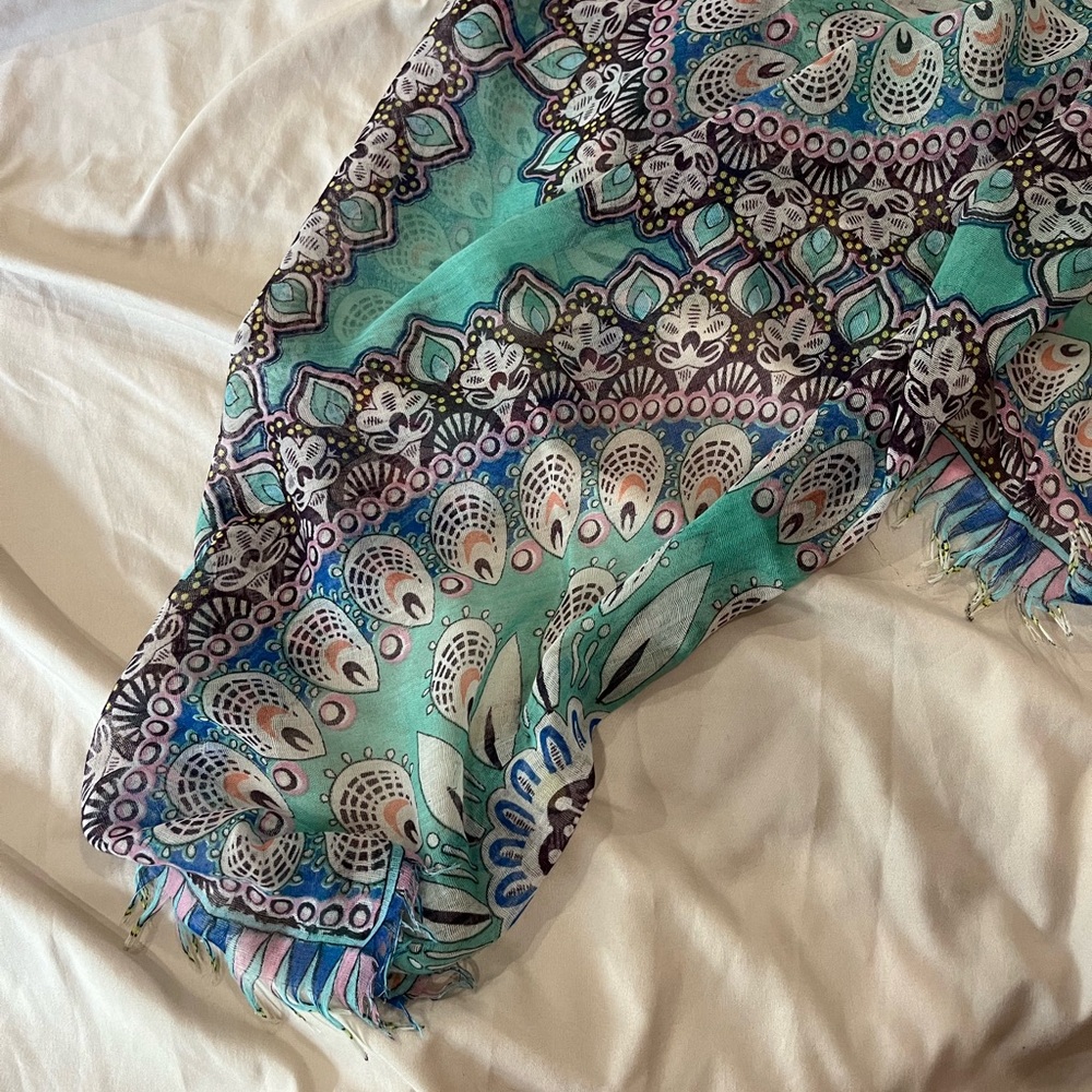 patterned scarf - Picture 2 of 3